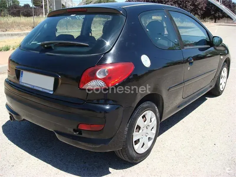 Usado Peugeot 206 70 CV (51 kW) 2009 Negro Berlina