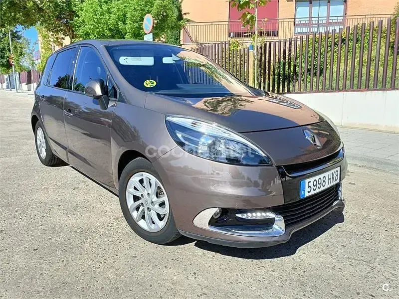 Usado Renault Scénic III Dynamique 130 CV (95 kW) 2012 Marrón Monovolumen