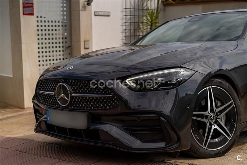 Usado Mercedes C220 200 HP (147 kW) 2023 Preto Sedan