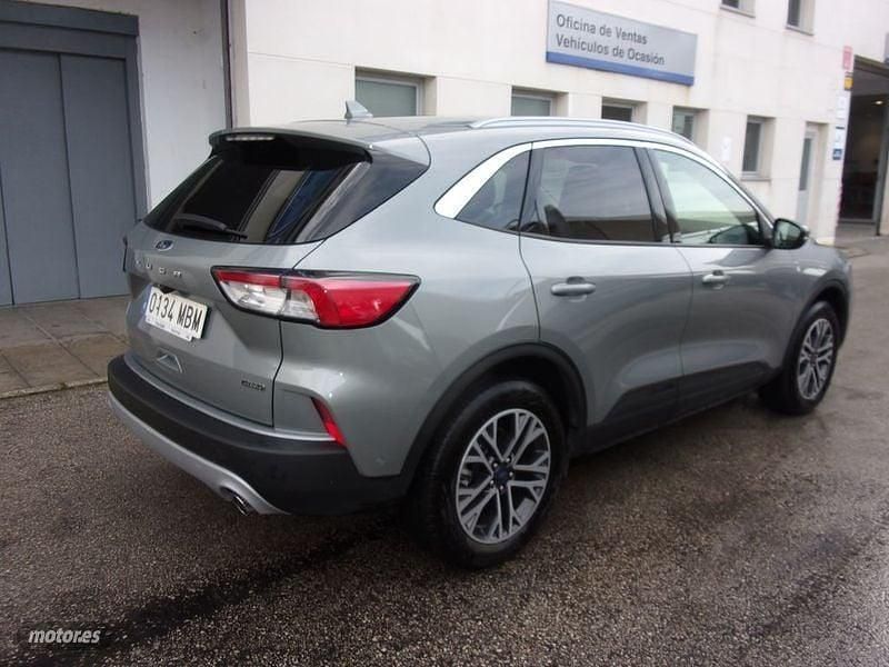 Usado Ford Kuga Titanium 225 CV (165 kW) 2022 Gris / plateado SUV