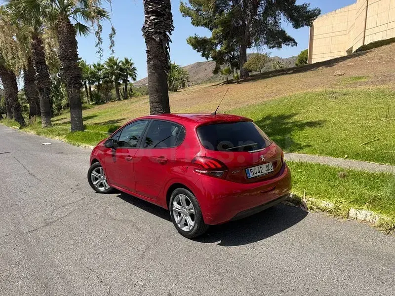 Usado Peugeot 208 Active 82 CV (60 kW) 2015 Granate Utilitario