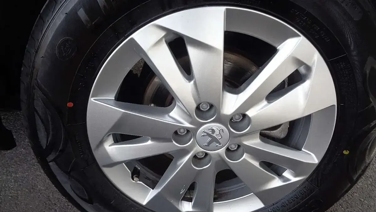 Usado Peugeot Rifter Allure 101 CV (74 kW) 2021 Marrón Monovolumen