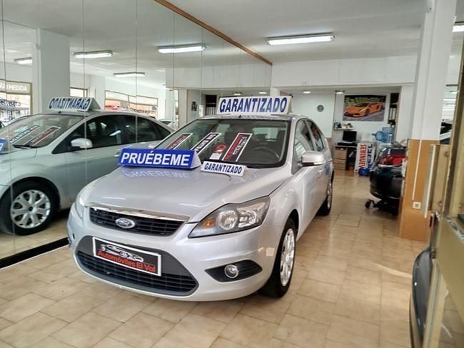 Usado Ford Focus Trend 100 CV (73 kW) 2011 Gris Berlina