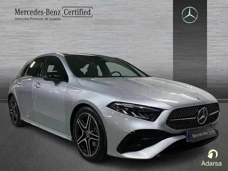 Usado Mercedes A180 136 CV (100 kW) 2025 Gris / plata Berlina