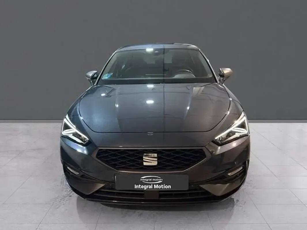 Usado Seat Leon FR 110 CV (80 kW) 2024 Gris Berlina