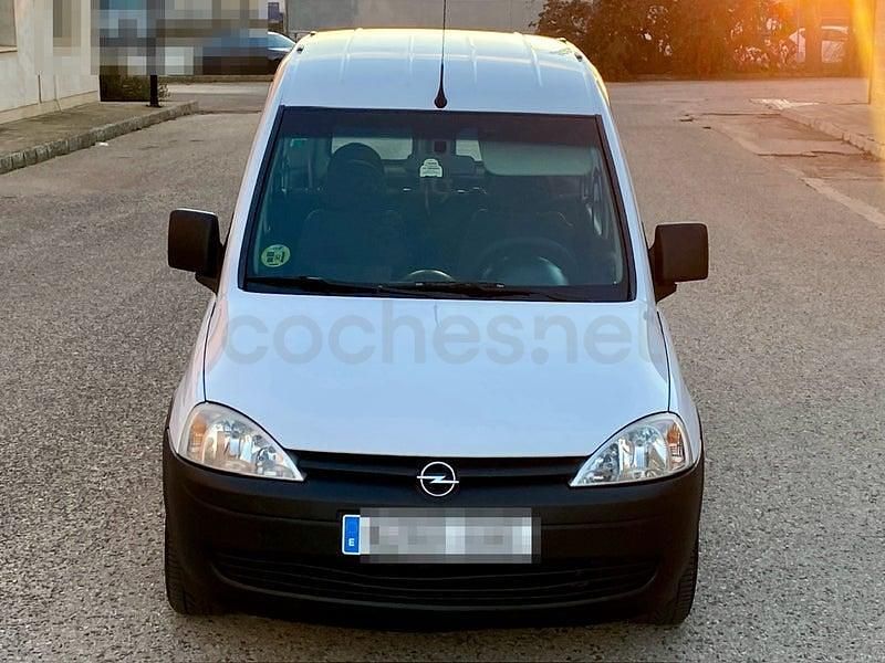 Usado Opel Combo Essentia 75 CV (55 kW) 2010 Blanco Monovolumen