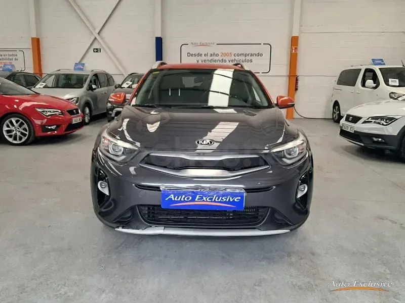 Usado Kia Stonic 120 CV (88 kW) 2018 Gris / plata SUV