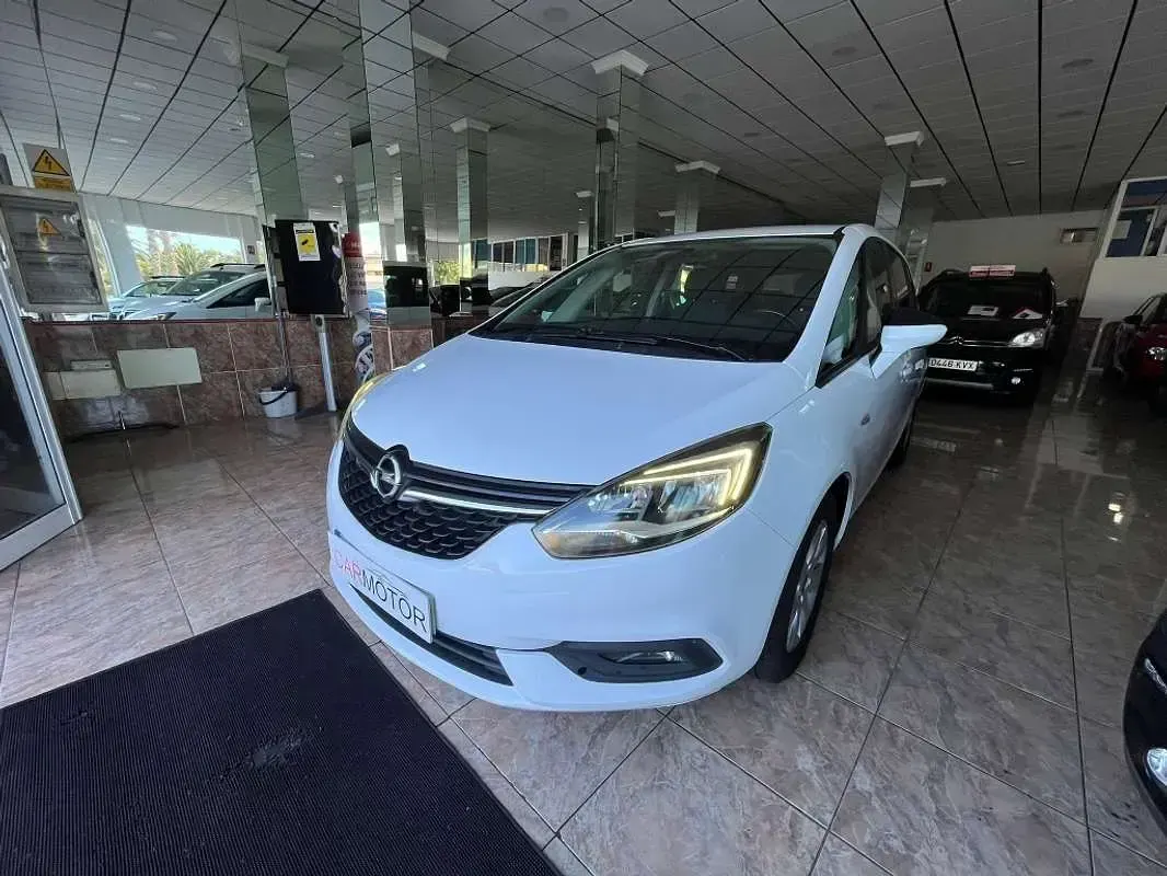 Usado Opel Zafira Selective 140 CV (102 kW) 2018 Blanco Monovolumen