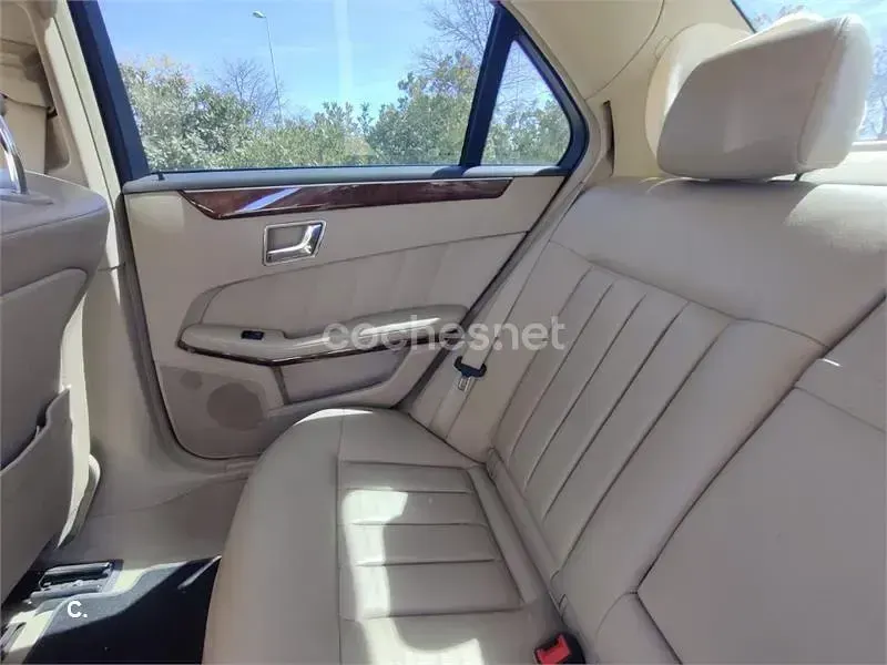 Usado Mercedes E250 204 CV (150 kW) 2010 Granate Berlina