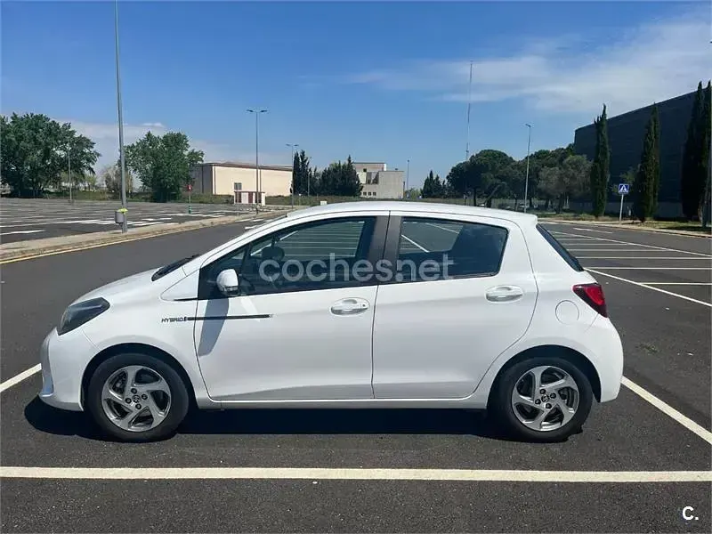 Usado Toyota Yaris Hybrid Active 100 CV (73 kW) 2016 Blanco Berlina