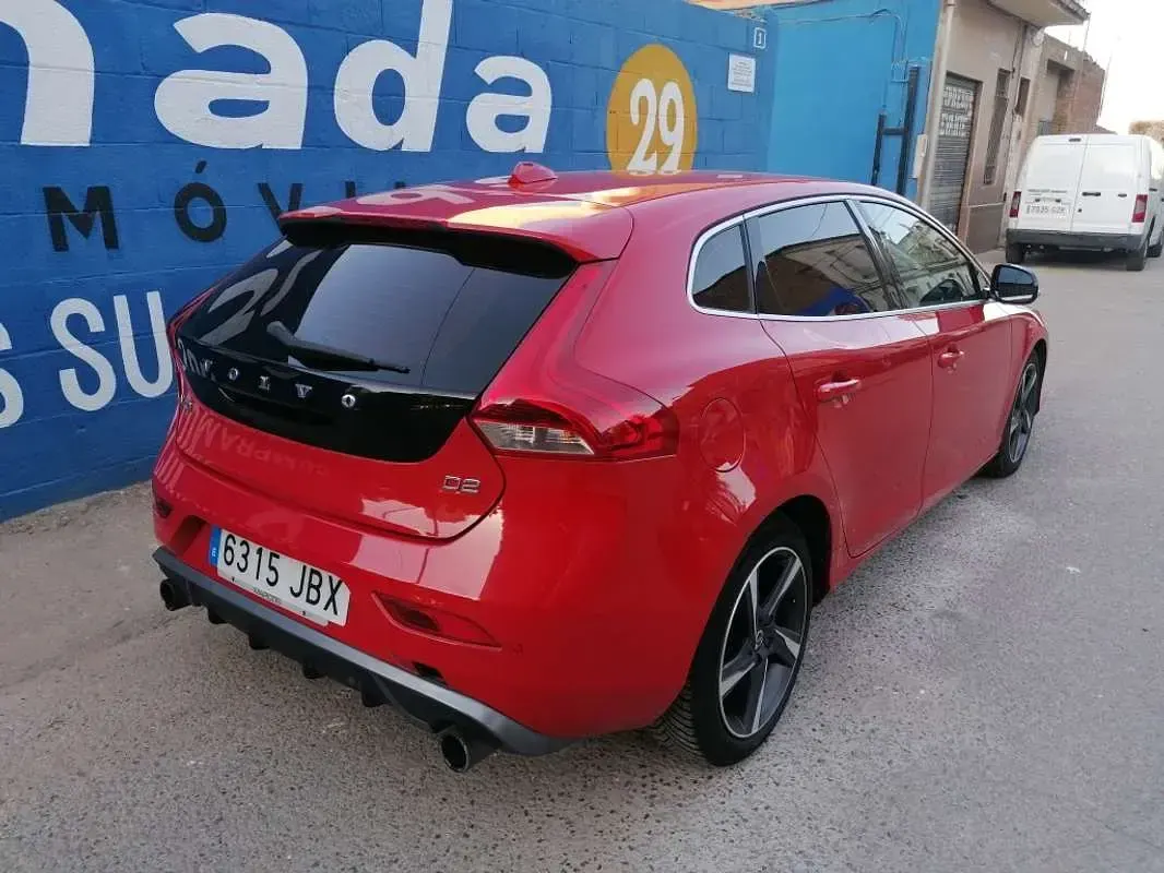 Usado Volvo V40 R-Design Kinetic 114 CV (83 kW) 2014 Rojo Utilitario