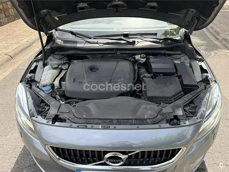 Usado Volvo V40 Momentum 122 CV (89 kW) 2018 Gris / plata Berlina