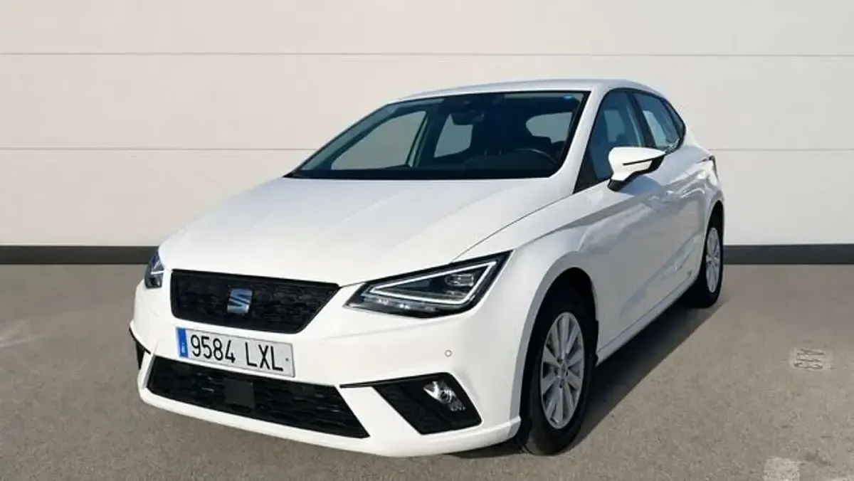 Usado Seat Ibiza Style Plus 110 CV (80 kW) 2022 Blanco Utilitario