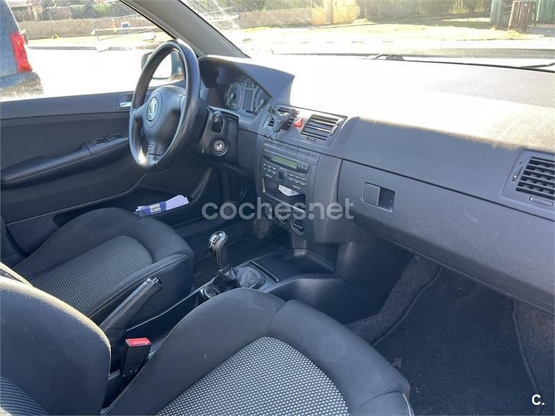 Usado Skoda Fabia Sport 101 CV (74 kW) 2005 Gris / plata Berlina