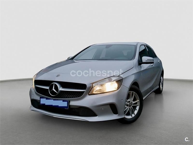 Usado Mercedes A180 122 CV (89 kW) 2018 Gris / plata Berlina