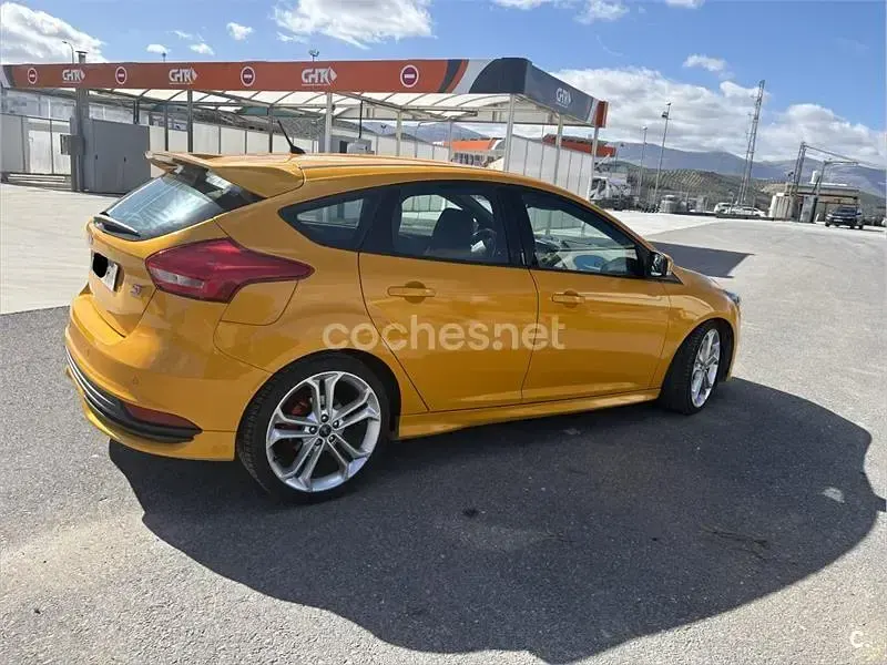Usado Ford Focus ST 185 CV (136 kW) 2017 Naranja Berlina