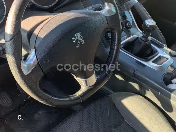 Usado Peugeot 3008 Style 120 CV (88 kW) 2015 Negro Familiar