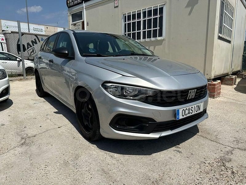 Usado Fiat Tipo Cross 130 CV (95 kW) 2022 Gris / plata Familiar