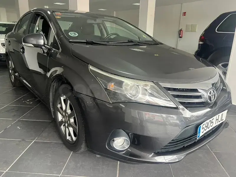 Usado Toyota Avensis Comfort 124 CV (91 kW) 2012 Gris / plata Berlina