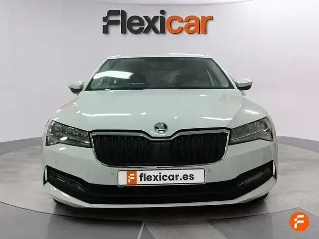 Usado Skoda Superb Style 150 CV (110 kW) 2022 Blanco Familiar