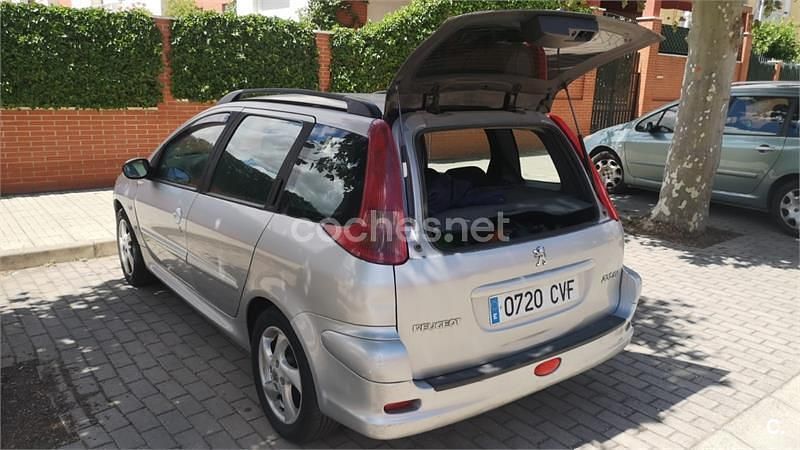 Usado Peugeot 206 90 CV (66 kW) 2004 Gris / plata Familiar