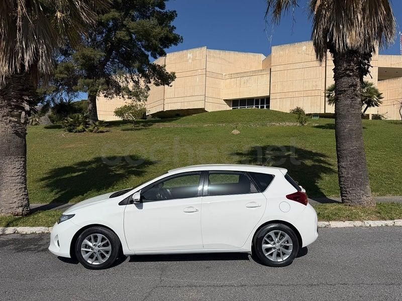 Usado Toyota Auris Active 132 CV (97 kW) 2014 Blanco Berlina