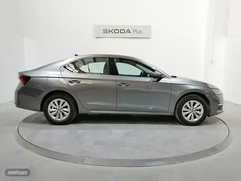 Usado Skoda Octavia Selection 150 CV (110 kW) 2025 Gris / plateado Berlina