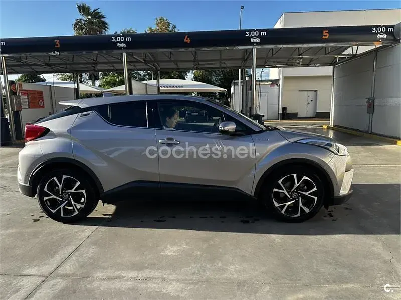 Begagnad Toyota C-HR Advance 122 HK (89 kW) 2019 Beige SUV