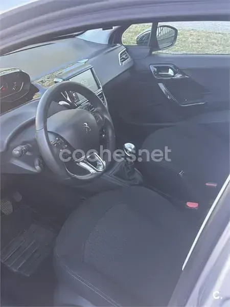 Usado Peugeot 208 Style 100 CV (73 kW) 2018 Gris / plata Utilitario