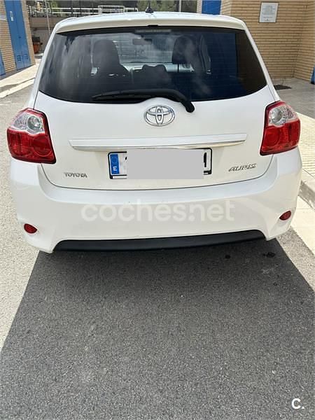 Usado Toyota Auris Active 126 CV (92 kW) 2011 Blanco Utilitario