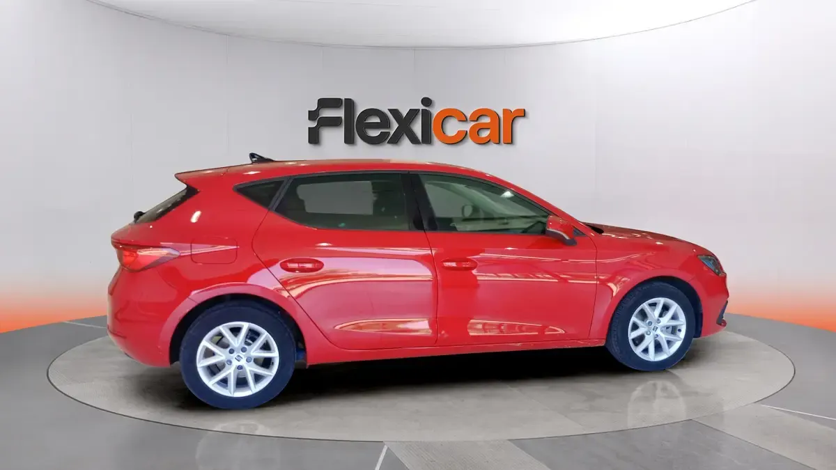 Usado Seat Leon Style 130 CV (95 kW) 2020 Rojo Berlina