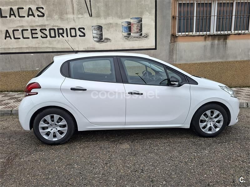 Usado Peugeot 208 Style 82 CV (60 kW) 2017 Blanco Utilitario