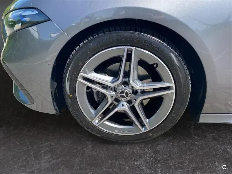 Usado Mercedes A180 116 CV (85 kW) 2024 Gris / plata Berlina