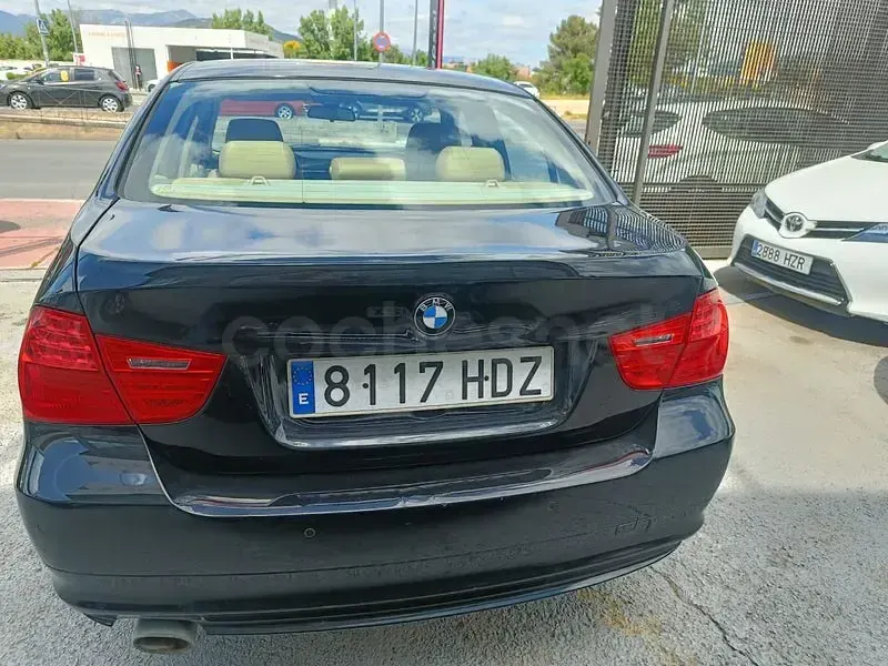 Usado BMW 318 Comfort Edition 143 CV (105 kW) 2011 Negro Berlina