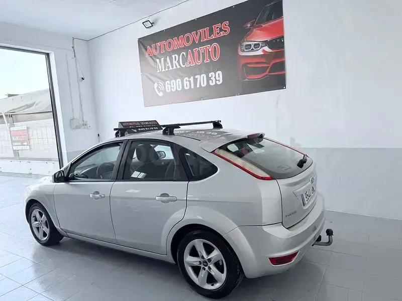 Usado Ford Focus Titanium 109 CV (80 kW) 2010 Gris / plata Berlina