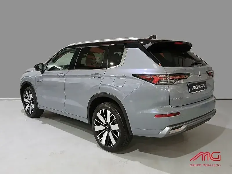 Usado Mitsubishi Outlander P-HEV 306 CV (225 kW) 2026 Gris / plata SUV