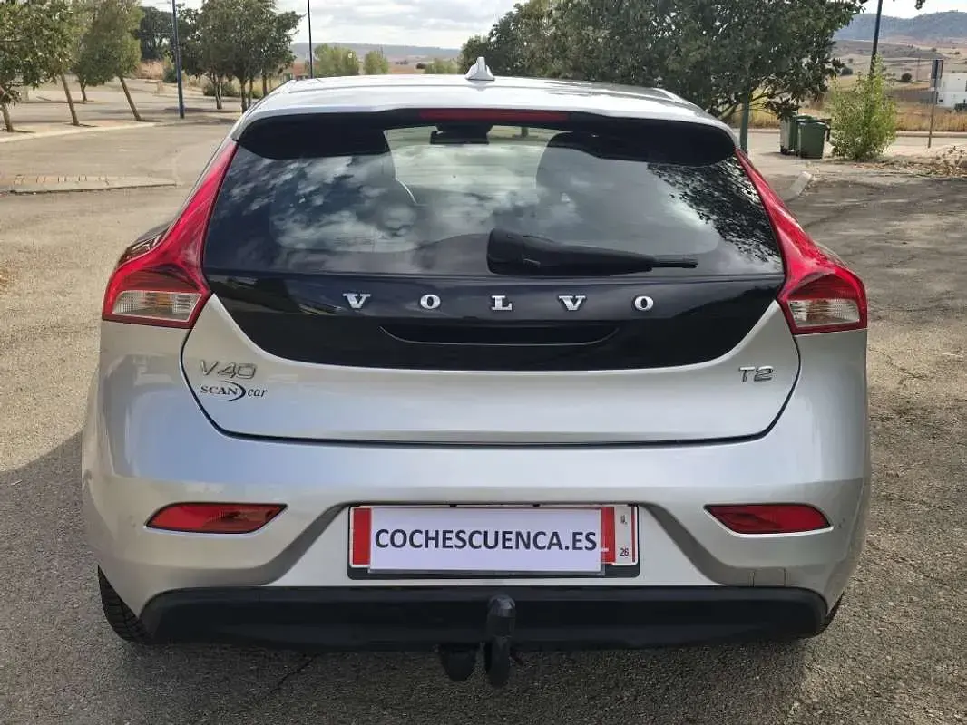 Usado Volvo V40 122 CV (89 kW) 2019 Gris Utilitario