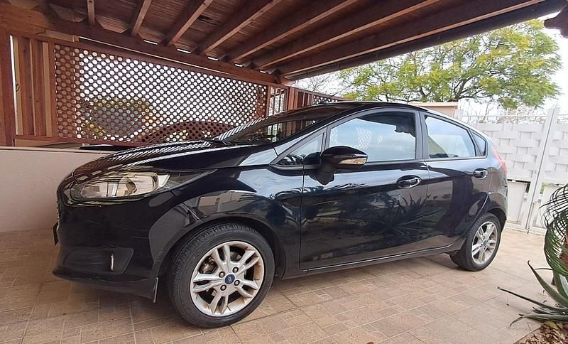 Usado Ford Fiesta Trend 82 CV (60 kW) 2015 Negro