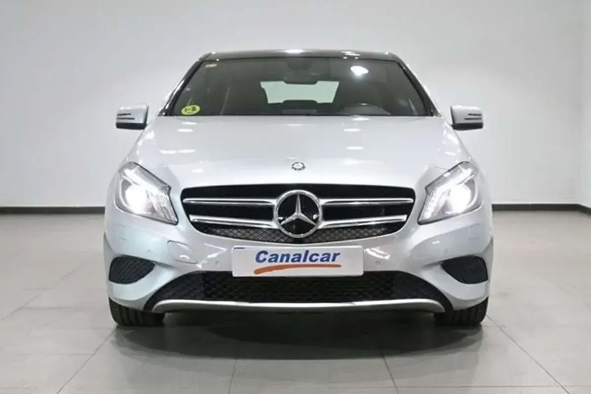 Usado Mercedes A180 116 CV (85 kW) 2014 Plateado Utilitario