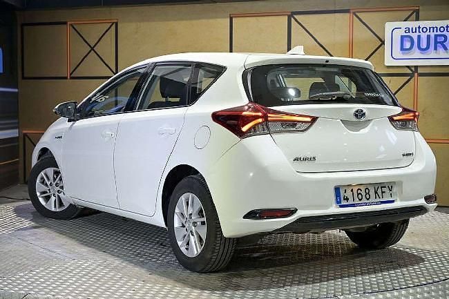 Usado Toyota Auris Hybrid Business Edition 140 CV (102 kW) 2017 Blanco Utilitario