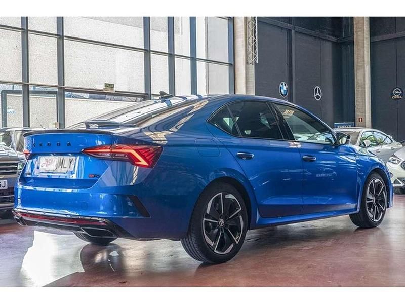 Usado Skoda Octavia RS 245 CV (180 kW) 2023 Azul Utilitario