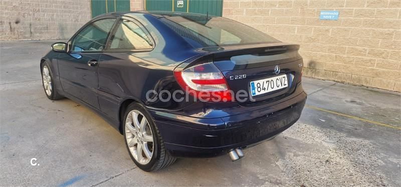 Usado Mercedes C220 143 CV (105 kW) 2003 Azul Berlina