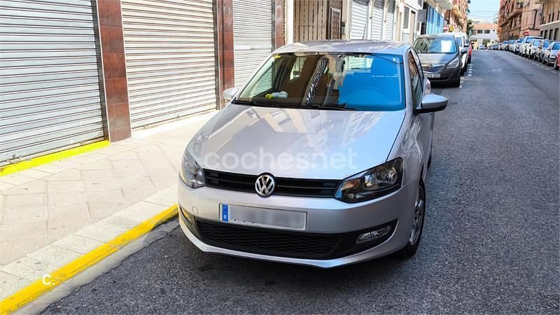 Usado VW Polo Advance 90 CV (66 kW) 2014 Gris / plata Berlina