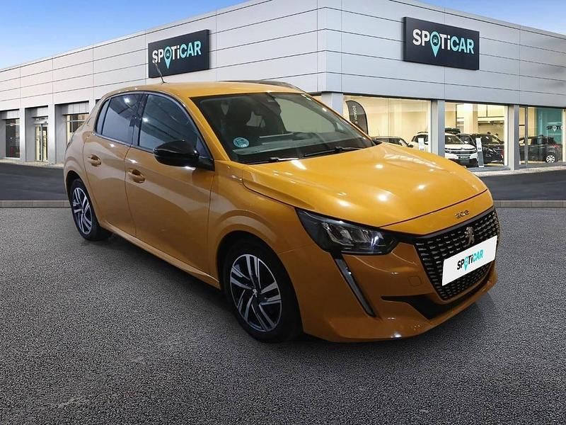 Usado Peugeot 208 Allure 100 CV (73 kW) 2023 Dorado Utilitario