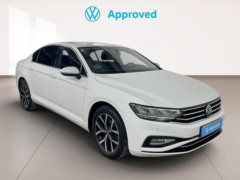 Usado VW Passat Executive 150 CV (110 kW) 2021 Blanco puro Berlina
