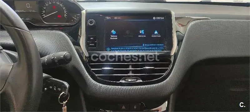 Usado Peugeot 208 Style 82 CV (60 kW) 2017 Granate Utilitario