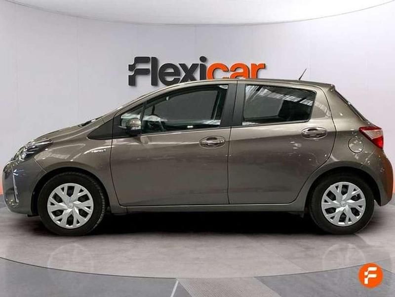 Usado Toyota Yaris Hybrid Active 100 CV (73 kW) 2019 Gris Utilitario