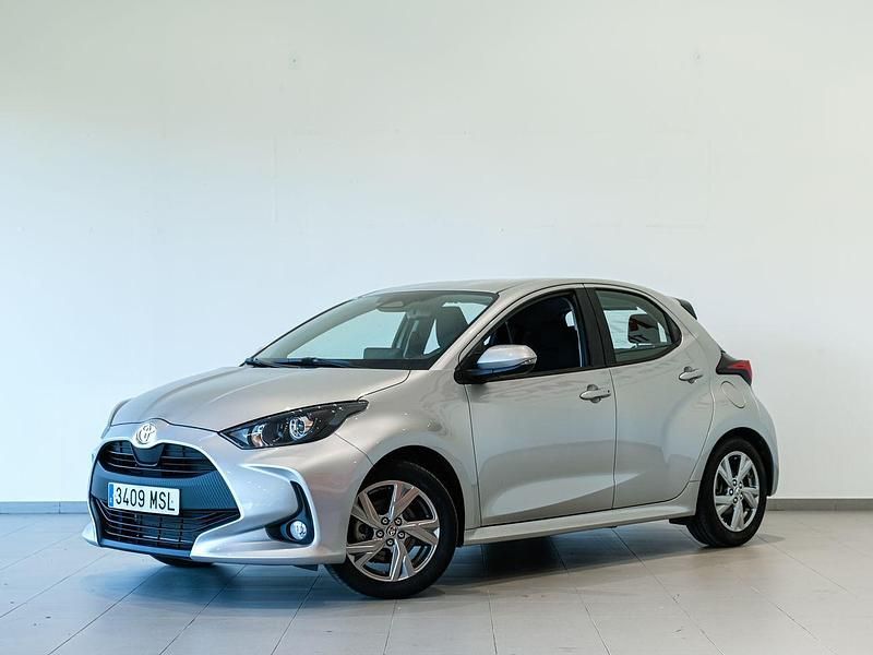 Gris Usado 2024 Toyota Yaris Hybrid Active Berlina | 23.700 € (Precio justo) - Imagen 1/4