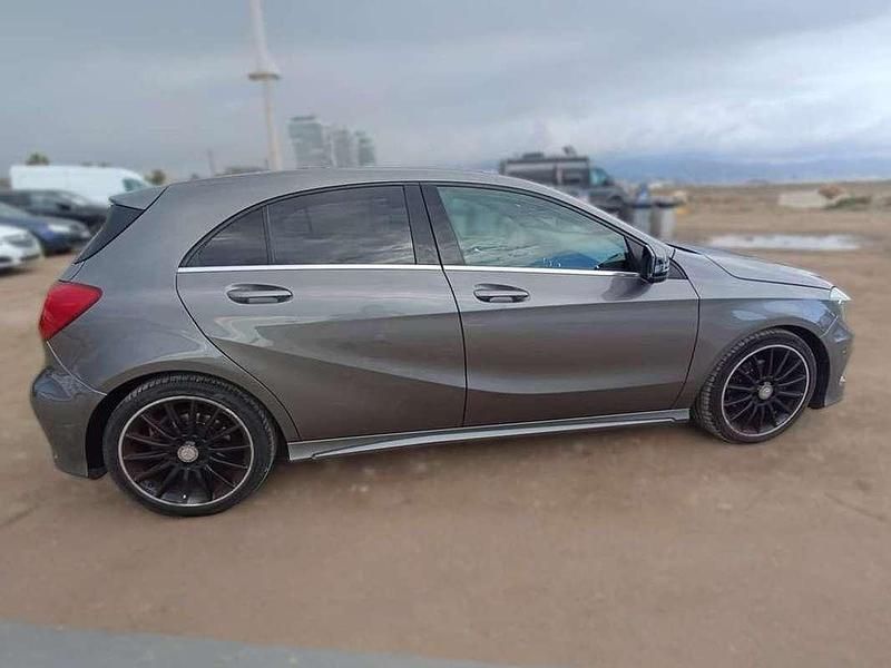 Usado Mercedes A200 AMG line 136 CV (100 kW) 2015 Gris Utilitario