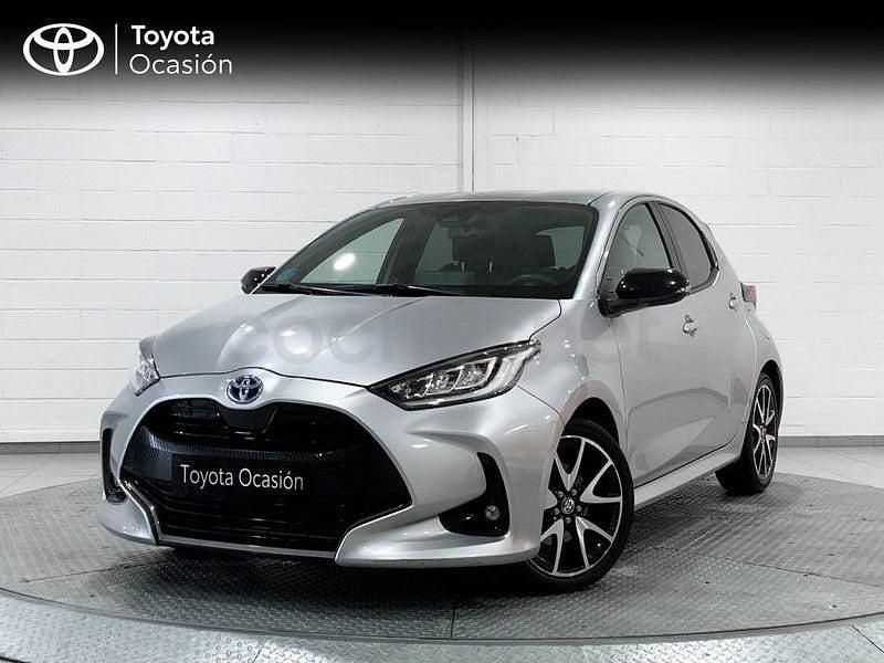 Usado Toyota Yaris Hybrid Style 116 CV (85 kW) 2022 Gris / plata Berlina